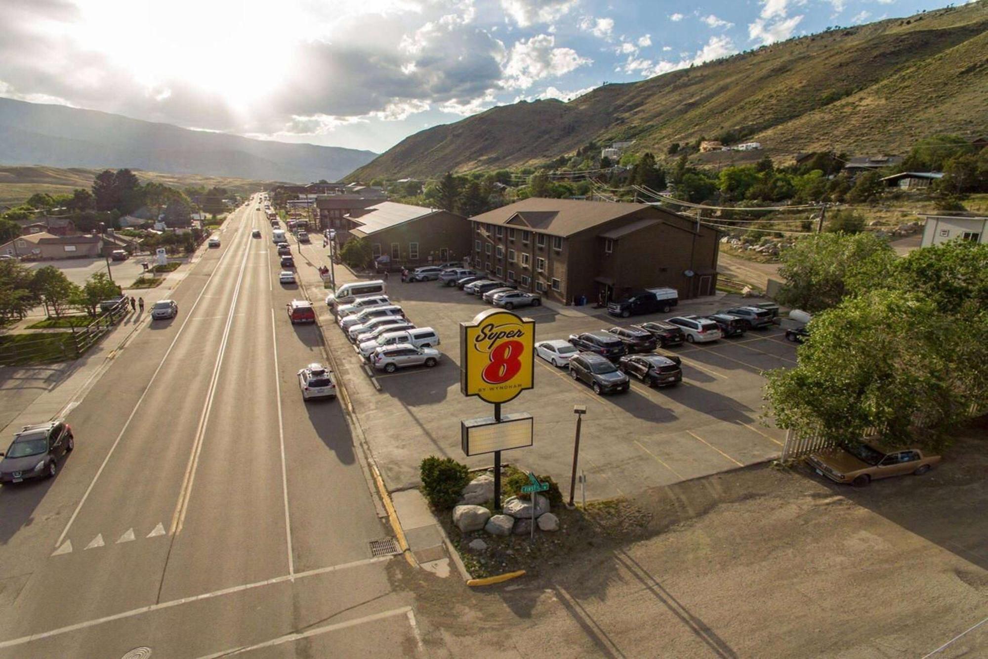 Super 8 By Wyndham Gardiner/Yellowstone Park Area Extérieur photo