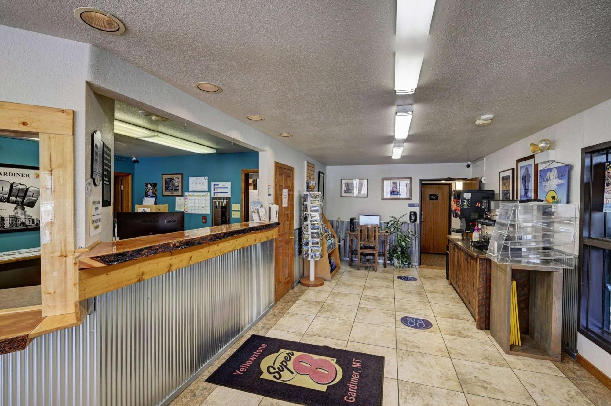 Super 8 By Wyndham Gardiner/Yellowstone Park Area Extérieur photo