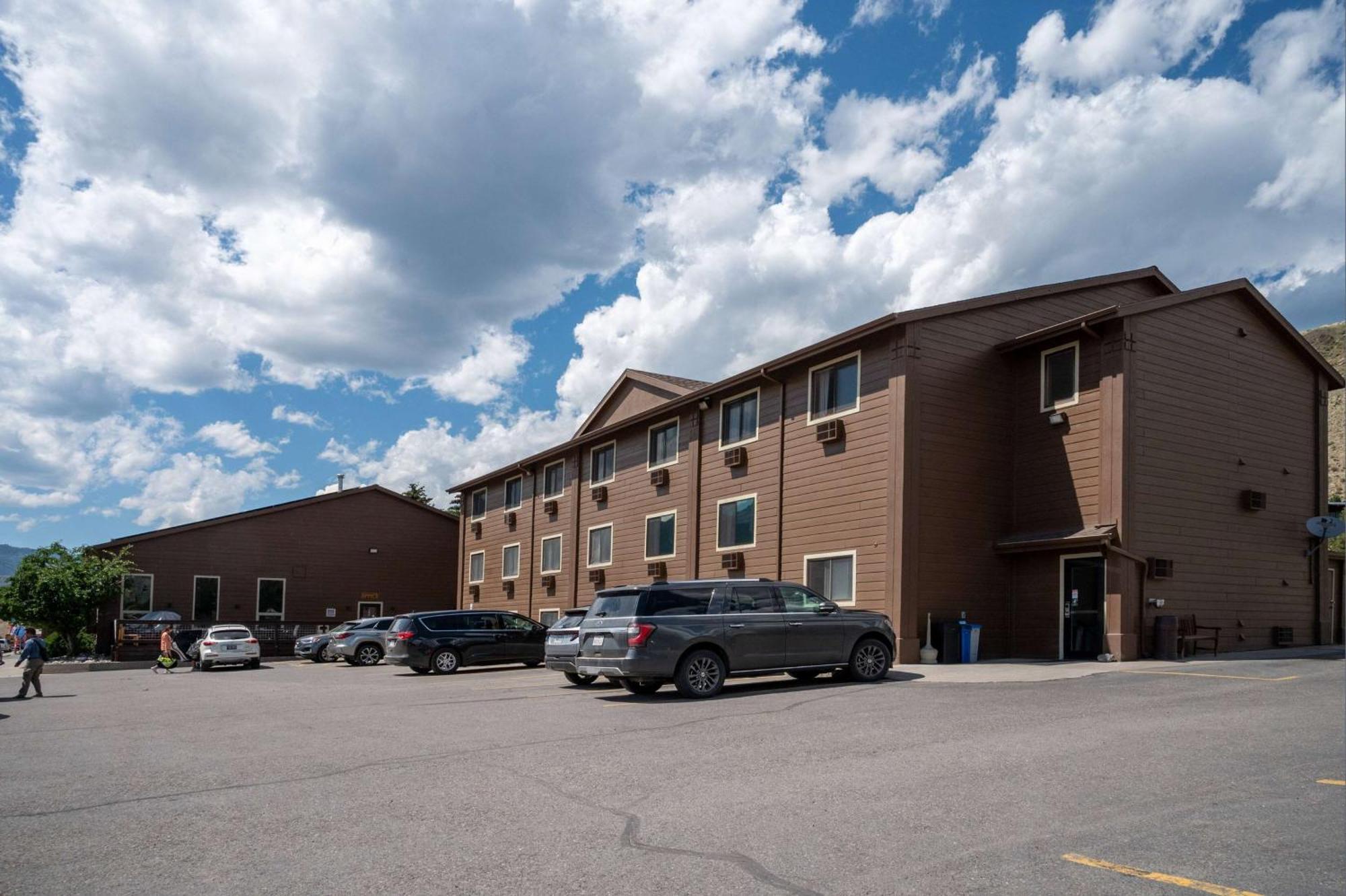 Super 8 By Wyndham Gardiner/Yellowstone Park Area Extérieur photo