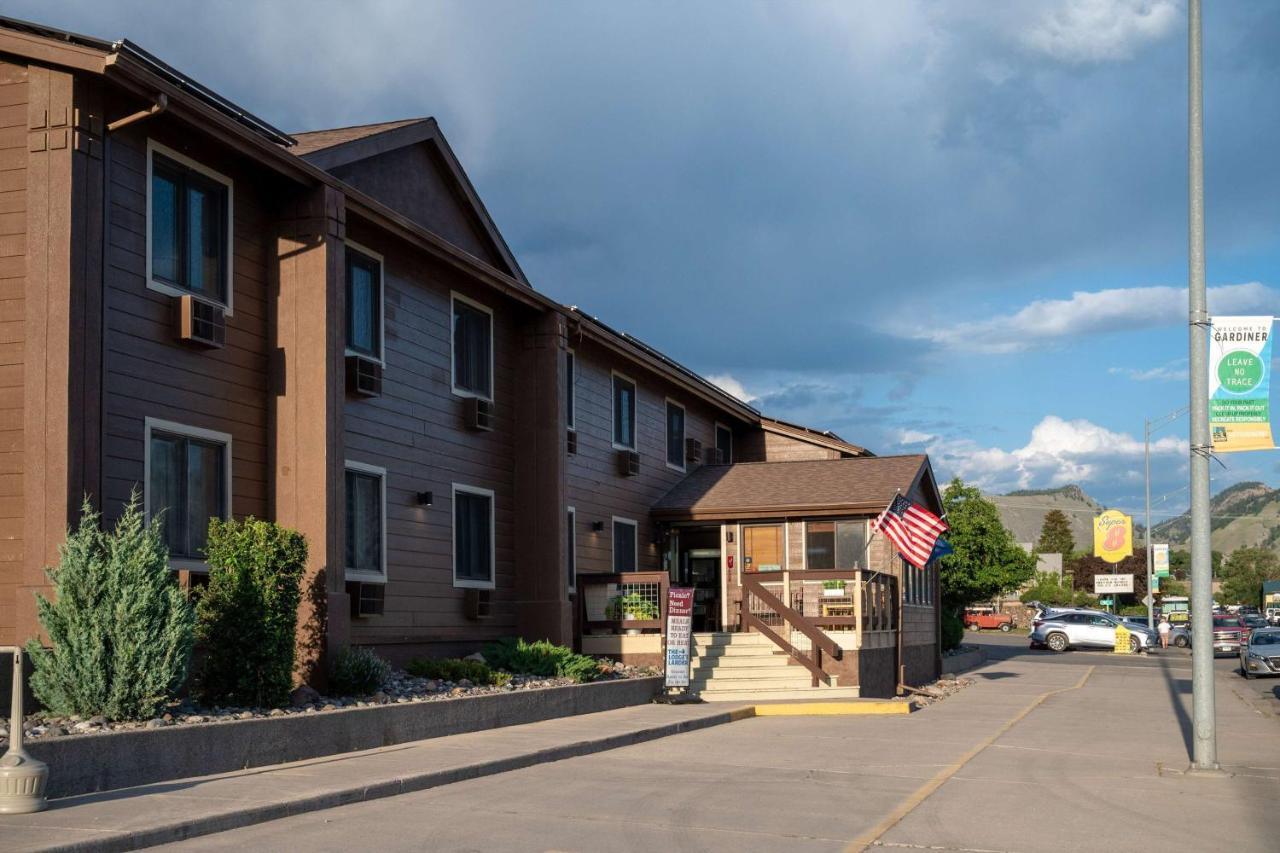 Super 8 By Wyndham Gardiner/Yellowstone Park Area Extérieur photo